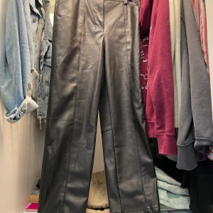 Skinnbyxor - Raka skinnbyxor från hm. Knappt använda. Fina sömmar på. Fejk skinn!!!