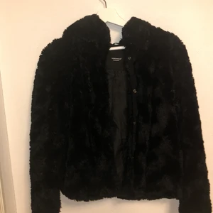 Pälsjacka från Vero Moda - Mjuk och skön pälsjacka från Vero Moda. Stor och mysig luva, superfin! Storlek S.