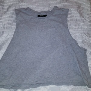 Croppat linne - Nyskick, väldigt fin tröja.