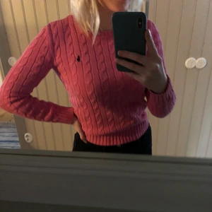 Ralph Loren tröja - Super fin stickad tröja från Ralph Loren i storlek XS. Sitter snyggt och är i jättebra skick! Köparen står för frakten💗