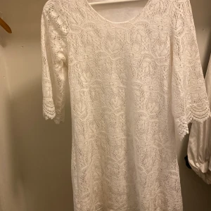 Vit klänning - Vit sommarklänning med spets