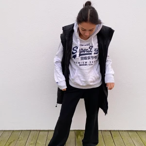 Hoodie - En fin och jätteskön hoddie som är vit/ljusgrå från SuperDry köpt i Usa