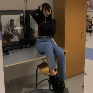 Jeans  - Har använt dom köpt jeansen för en månad sen och haft på mig dom ett par gången. Super sköna o jätte snygga! Dom är bara lite tajta på mig, storleken är XS. 