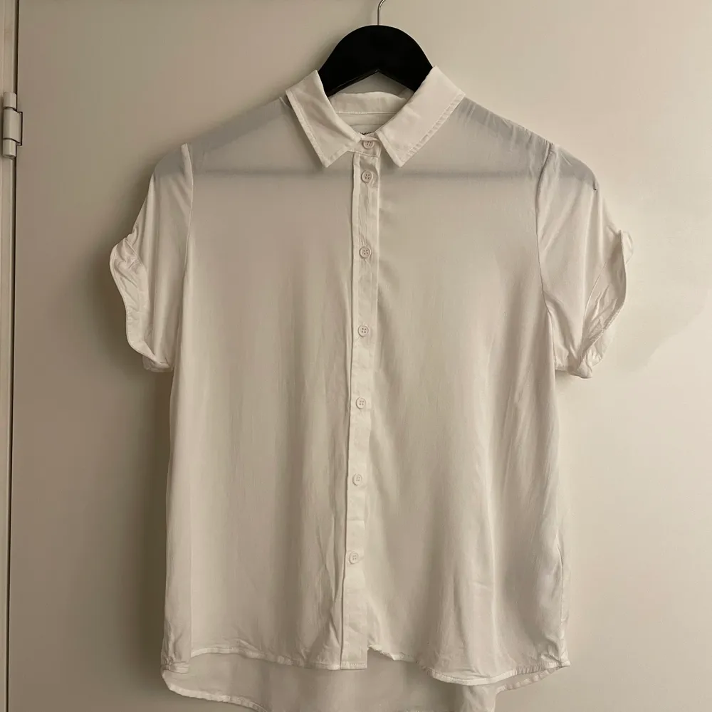 Säljer en vit kortärmad skjorta från Samsoe Samsoe. Knappt använd. 96 % viskor 4 % elastan. Ordinarie pris 699 kr. . Skjortor.