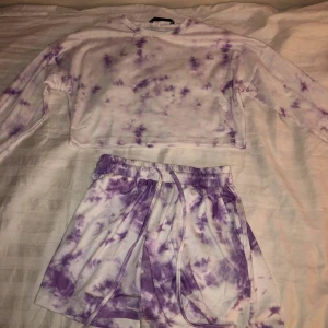 Tie Die Pyjamas  - En lila Tie Die pyjamas från shein i storlek XS💜 Tyckte den var asnygg men den kom aldrig till användning pga inte min stil:(💕