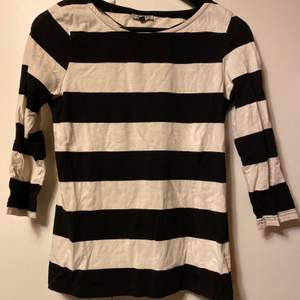 En svart/vit randig tröja, använd en gång. Säljes för 40kr, frakt tillkommer. 💖✨