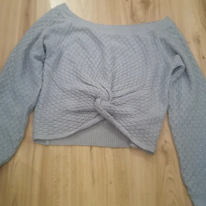 Tröja - Ljus blå stickad tröja med knut i mitten, kommer tyvärr inte till användning. Pris kan diskuteras ⚡
