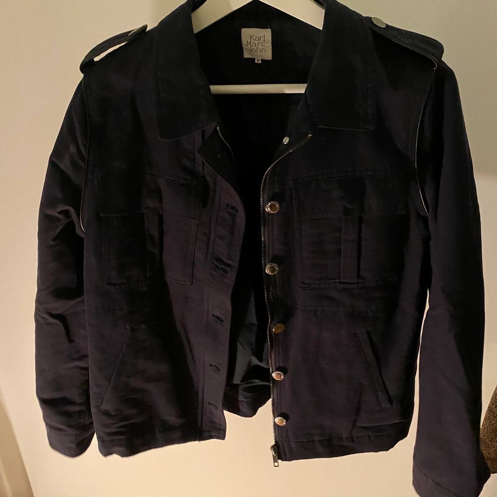Super nice jacket that unfortunately I don’t wear, perfect condition! It has very nice black details, and overall is very chic! . Jackor.