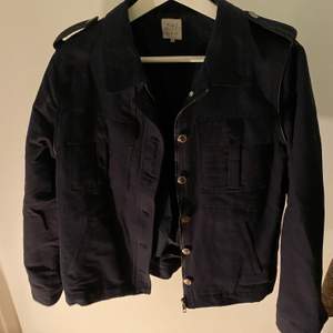 Super nice jacket that unfortunately I don’t wear, perfect condition! It has very nice black details, and overall is very chic! 