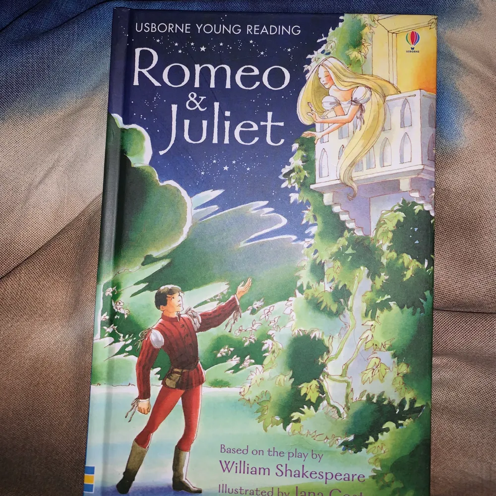 Den klassiska Romeo & Juliet av Shakespeare, i en lite simplare version med bilder på var sida. Boken är på engelska! Kan skickas mot 59kr.. Övrigt.