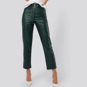 Gröna PU/skinnbyxor - Jättefina PU byxor från NA-KD!!💖 slutsålda på hemsidan och är i nyskick. Priset går att diskuteras