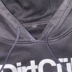 svart dirtcult hoodie - jättefin hoodie som jag tyvärr inte använder längre! jättefint skick på hoodien, den är som ny💕 frakt tillkommer 