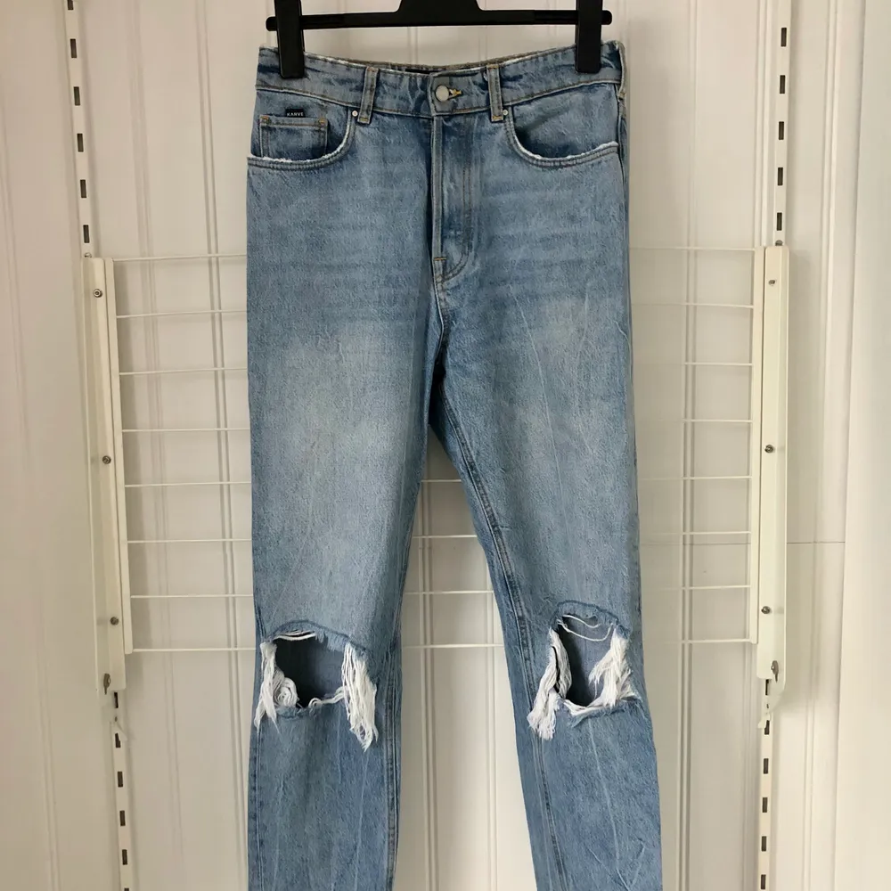 Karve jeans från Carlings i storlek M. Passar även S! En girlfriend modell med slitningar😁 säljer pga för små. 100 kr! . Jeans & Byxor.