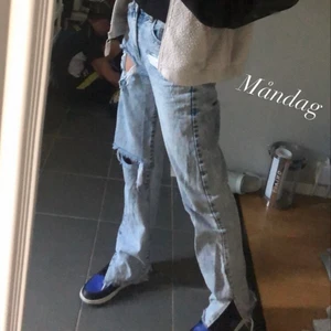 PrettyLittleThing jeans - Säljer dessa trendiga håliga jeans! Säljs för att dom ej kommer till användning längre. Super fina jeans, som ej går att få tag i då dom är slutsålda på deras hemsida ⚡️ stl 34 jag är 173