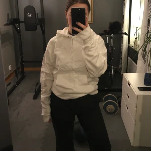Vit hoodie från collusion  - Vit hoodie från collusion. Använd ca 2 gånger så u nyskick. Köparen står för frakt. 