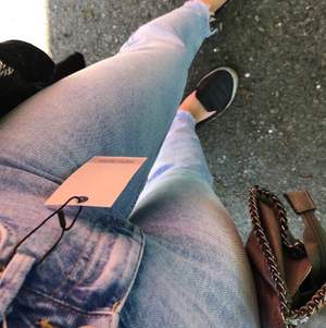 Såå fina jeans från zara, tyvärr är ena ”skärphållaren” (??) trasig men det går ju lätt att sy. Säljer pga för små för mig🖤🖤🖤🖤🖤🖤🖤