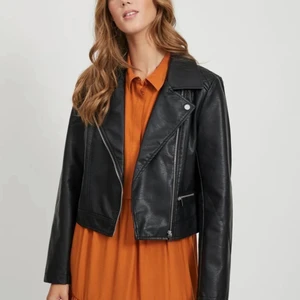 Vila  - Jätte fin skinnjacka från Vila. Säljs pga ej min stil. Den är några år gammal men i ett bra skick. Den är såkalrt inte äkta.  Den passar även 36😊 obs den är en liknanden på bilden, tror inte den exakta finns ej kvar