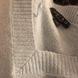 blå tröja  - blå skön tröja typ aldrig använt (möts bara upp)