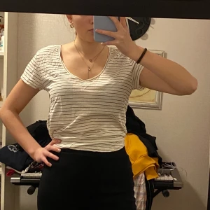 Vringad T-shirt randig  - Fin vringad T-shirt med svarta smala ränder💕Passar både S/M säljer pga att jag inte tycker att jag passar i den