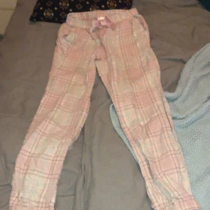 Använda 2-4 ggr  -   Säljer dom här pyjamas byxor som tyvärr inte går till användo hos mig:(