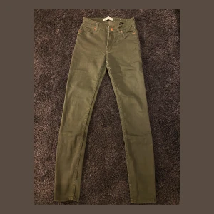 Gröna byxor - Gröna byxor från H&M i storlek 36💚Använda två gånger, mycket fint skick! Pris: 70kr+frakt🚚