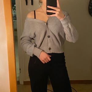 Blå/grå stickad med knappar - Jättefin blå/grå stickad tröja som inte är stickig💗 Den har tre stora knappar som man kan öppna. Perfekt längd enligt mig, snygg till nästan alla byxor. Sitter Som S. Säljer pga rensar min garderob. Hör av dig vid frågor eller annat