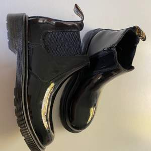 Helt oanvändbara Dr Martens skor i Storlek 39. Köpte de för 1900 men säljer för 1000kr.