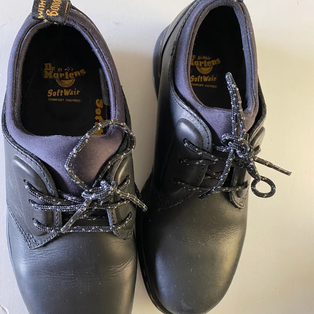 Helt oanvända Dr Martens skor. De är i storlek 39. Köpte de för 1800 kr men kan sälja 1000 kr. . Skor.