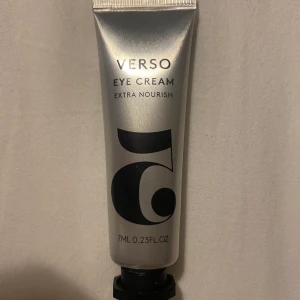 Säljer denna oanvända 7ml ögonkräm från verso  - Säljer denna oanvända 7ml ögonkräm från verso. Nypris för 20ml ligger runt 600kr.  beskrivning: Verso Eye Cream, en rik formula med mjukgörande och närande egenskaper som ger direkt och långsiktig näring till den känsliga huden runt ögonen. Genom att stärka hudens skyddsbarriär och försäkra optimal fuktbalans gör Verso Eye Cream att huden runt ögonen blir mjukare, slätare och smidigare.  Med en kombination av potenta ingredienser som fermenterat havre och ett jästextrakt, som boostar hudens egen produktion av hyaluronsyra, får huden en stark och stabil hudbarriär samt en optimal fuktbalans.  Undrar man över något så är det bara att kontakta mig. 