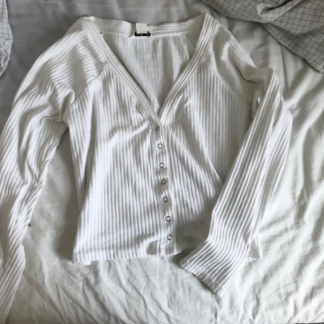 Ribbad topp med knappar  - 90