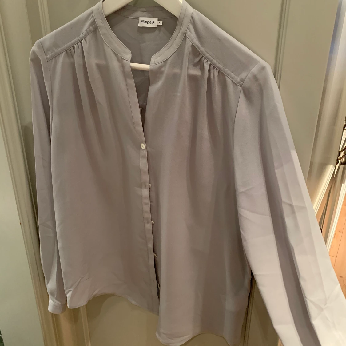 Ljusgrå blus Filippa K