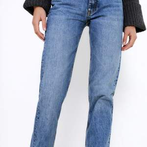 Mid rise jeans från zara, supersnygga! Storlek 38, passar mindre då de blir snyggt oversize! Slutsålda. Använda en gång. Pris kan diskuteras vid snabb affär💕 MÅNGA INTRESSERADE!!! BUDA privat!  : köp direkt för 400 inkl frakt!!’ 