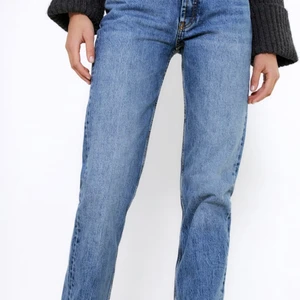 Zara jeans - Mid rise jeans från zara, supersnygga! Storlek 38, passar mindre då de blir snyggt oversize! Slutsålda. Använda en gång. Pris kan diskuteras vid snabb affär💕 MÅNGA INTRESSERADE!!! BUDA privat!  : köp direkt för 400 inkl frakt!!’ 