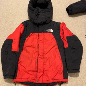 The north face Artic Patrol jacka LARGE  - Svinfin jacka från The North Face. Storlek herr LARGE. Inga hål eller skavanker. Luvan to die for! Varför vara en tönt när du kunde vara TUNGT i denna jacka. 