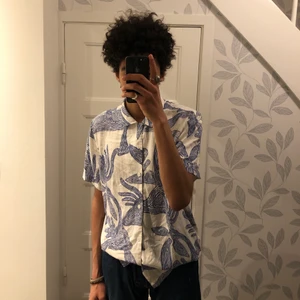 Weekday Skjorta - Weekday skjorta perfekt för sommar. Finns inga defekter. Storlek M men kan även passa L. Möts i Malmö och tar Swish. Står ej för frakt! (: