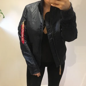 Alpha Industries Bomber Jacka - Äkta Alpha Industries jacka i riktigt bra skick! Säljer pga att den tyvärr inte kommer till användning längre. Köpt för ca 1500kr. Skriv gärna till mig privat om du har frågor eller önskar fler bilder på jackan! (Köparen står för frakten) 💌