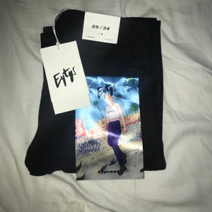 Eytys jeans i storlek 25/34 - Säljer ett par svarta Eytys jeans i storlek 25/34. Men skulle nog säga att de är w24 istället för w25. De är ganska långa också. Skriv vid frågor!