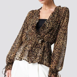 Blus - En blus från NA-KD. Använd 1 gång. Ny pris 399kr. Ser ut och vara helt ny. Köparen står för frakten som är 62kr.