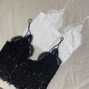 spets top från Nelly - En svart och en vit Spetstopp båda från Nelly. Båda två i Strl S men passar både en Xs och en S. Köpta för ca 299kr st. Använd max en gång både två. Kommer inte till någon användning därmed att jag säljer dom. Säljer båda två tillsmmans för 80kr plus 43kr frakt. 😊