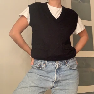 Svart väst - Svart väst i storlek M med två små fickor, använder inte längre :(