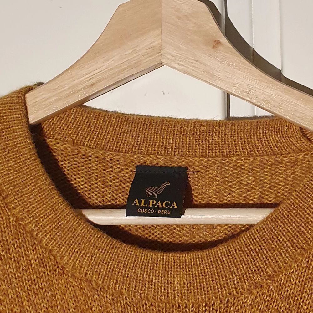 Senapsgul stickad tröja köpt på en marknad i Cusco, Peru. Gjord av alpacaull. Mycket mysig. Köparen står för frakten. Samfrakt erbjuds.. Tröjor & Koftor.