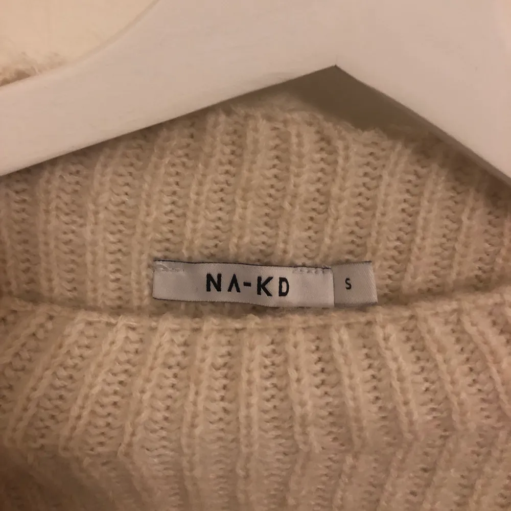 Fin vit stickad tröja från Na-Kd, aldrig använd. Den är i storlek S men den är lite större i modellen. Säljer den för att den inte passar mig. . Neuleet.