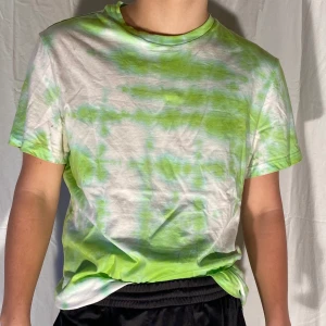 Sour apple t-shirt  - Här är ett plagg som har fått ett nytt liv! Ett miljövänligare alternativ för dig som kund & som har ett extra öga för kläder💕 Hör av dig till oss vid intresse eller frågor.                                                                                                     Köparen står för frakten:) 