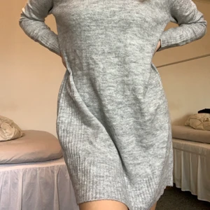 Stickad klänning - En superskön stickad klänning från chiquelle som går ner precis över knäna på mig som är cirka 166cm. Inte sticksig alls. Har ett ribbat mönster på båda sidor som ger klänningen lite karaktär! Klänningen är aldrig använd, frakt tillkommer 🥰