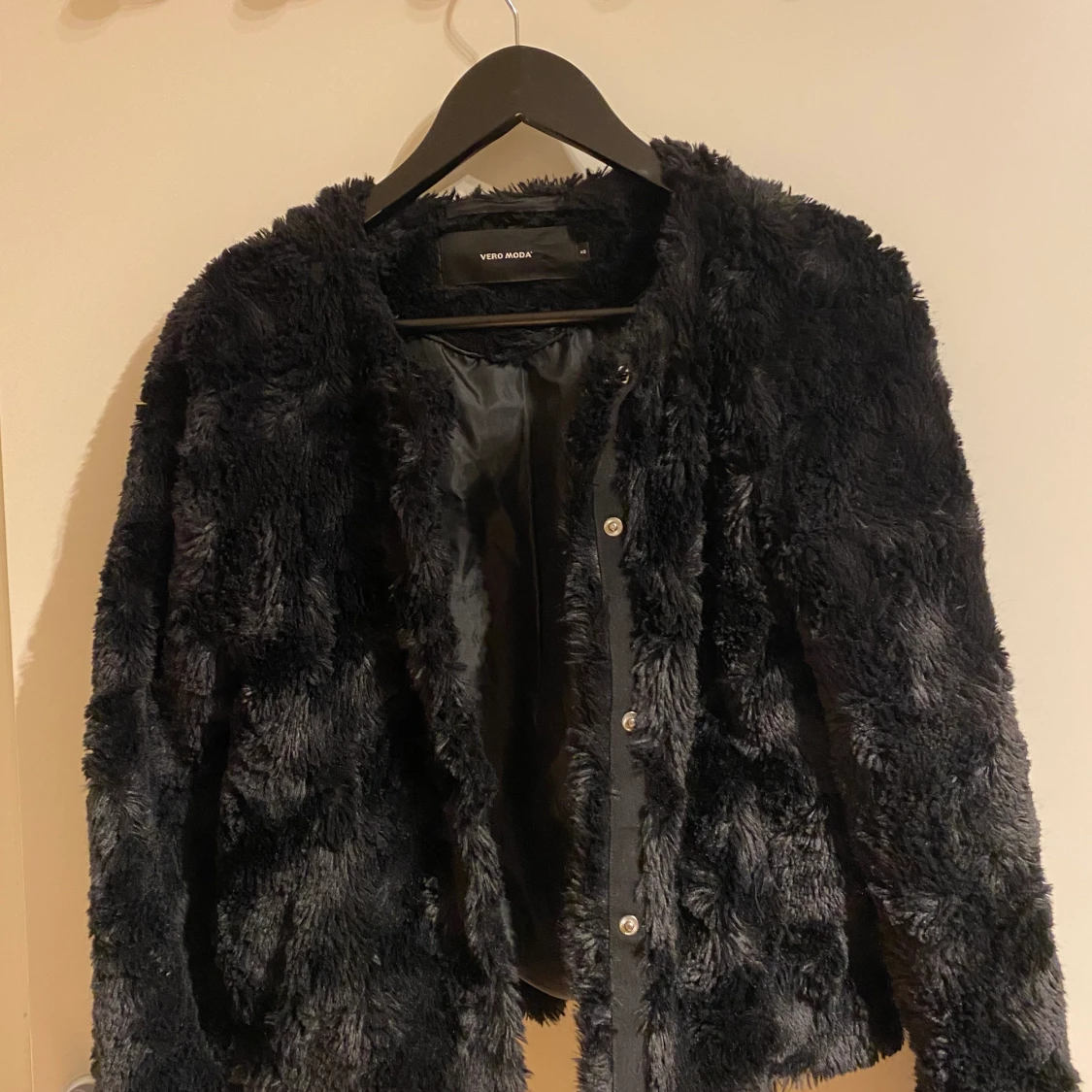 Svart flufgig jacka från vero moda i storlek xs-S  - 91