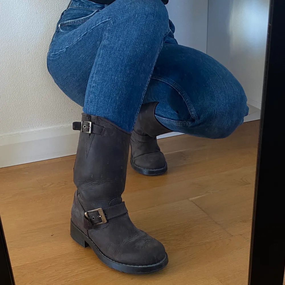 Snygga kängor från Johnny Bulls i storlek 36. Köpte för några år sedan och dem är sparsamt använda och även impregnerade eftersom det är läder! Säljer dem nu för de inte kommer till användning tyvärr🥺 dessa är snygga att ha till hösten/vintern men också till våren/sommaren tillsammans med en kjol eller klänning🤍 Nypris: 1600. Säljes för 600 eller högst bud. Frakt tillkommer. Kengät.