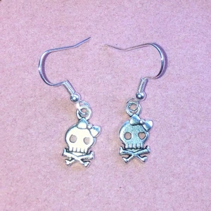 döskalle örhängen ☠️ - superfina döskalle örhängen! nickelfria, ca 1x1cm 💖 45kr och frakten är gratis! ☠️
