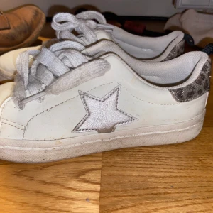 Sneakers  - Skit snygg sneakers från hm är strl 35 men passar 36 även ❤️