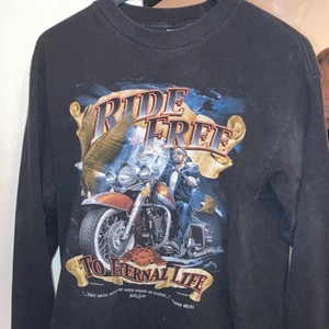 Harley liknande tröja  - Cool långärmad tröja köpt från beyond retro. Använd några gånger för nån månad sen men sen har den bara hängt i garderoben. Pris in diskuteras vid snabbt köp💓