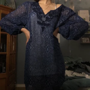 Tunika  - En jätte härlig tunika från indiska, ganska genomskinlig och ser även bra ut med ett fint skärp. Lite bohemiskt mönster 🍄 och passar bra till mycket 🤩 köparen står för frakten 💞